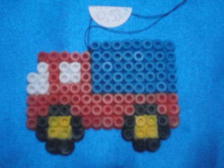 petit camion orange et bleu